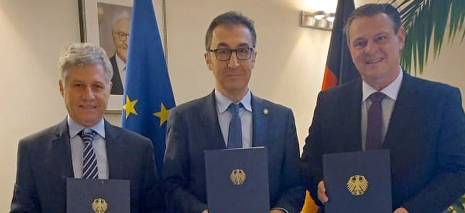 Ministros Paulo Teixeira (MDA), Cem Ōzdemir (Bmel) e Carlos Fávaro (Mapa) após a assinatura do Memorando de Entendimento entre os três ministérios
