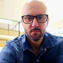 Daniel Bini é biólogo especializado em microbiologia agrícola e ambiental. Possui doutorado em Solos e Nutrição de Plantas pela Escola Superior de Agricultura Luiz de Queiroz da Universidade de São Paulo (Esalq/USP) e mestrado em Microbiologia pela Universidade Estadual de Londrina (UEL). Atualmente, é pesquisador em pós-doutorado na Embrapa Milho e Sorgo, em Sete Lagoas, onde participa de pesquisas voltadas ao desenvolvimento de inoculantes microbianos, com ênfase em bactérias solubilizadoras de fosfato, e estratégias sustentáveis para o manejo do solo.