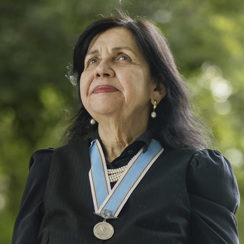 Uma das mais importantes cientistas brasileiras na área de agronomia e microbiologia do solo, reconhecida internacionalmente por suas pesquisas sobre fixação biológica de nitrogênio. Em 2025, ganhou o World Food Prize, considerado o “Nobel da Agricultura”, pelo impacto global de suas pesquisas. Em 2026 foi incluída entre as 100 pessoas mais influentes do mundo, na categoria “Pioneiros”. Pesquisadora da Embrapa desde 1982 e da Embrapa Soja desde 1991. Recebeu mais de 55 prêmios, consolidando-se como uma das cientistas mais influentes do mundo. Tem pós-doutorados em instituições de excelência nos EUA e na Europa. Publicou mais de 500 trabalhos científicos e orientou mais de 275 alunos. Desenvolveu tecnologias que são aplicadas em milhões de hectares.